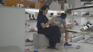 [子林4K视频]长裙姑娘露出的一双白皙玉足，真心秀美清澈[0240]