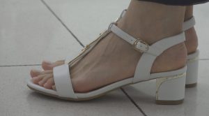 [子林4K视频]长裙姑娘露出的一双白皙玉足，真心秀美清澈[0240]