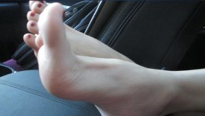 小美女车内秀玉足超级嫩