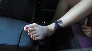 小美女车内秀玉足超级嫩