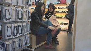 [子林4K视频]都说女孩穿袜脱袜的那一瞬最好看，这回双脚都让你看全[0440]