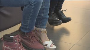 [子林4K视频]都说女孩穿袜脱袜的那一瞬最好看，这回双脚都让你看全[0440]