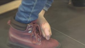 [子林4K视频]都说女孩穿袜脱袜的那一瞬最好看，这回双脚都让你看全[0440]