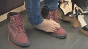 [子林4K视频]都说女孩穿袜脱袜的那一瞬最好看，这回双脚都让你看全[0440]