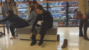 [子林4K视频]俊俏女生从冬靴一步跨越到夹趾凉拖[0135]