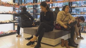 [子林4K视频]俊俏女生从冬靴一步跨越到夹趾凉拖[0135]