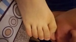 可爱小萝莉被舔小脚丫足底