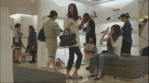 [子林4K视频]2个模特级身材美女相约鞋柜，幸福总是来得那么突然[0545]