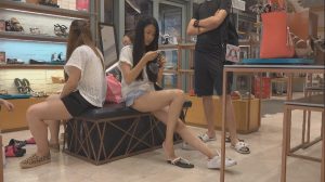 [4K视频]腿模级别的美女双脚都脱了鞋给你看[0305]