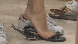 [4K视频]腿模级别的美女双脚都脱了鞋给你看[0305]