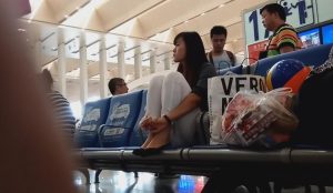 【Tim精华视频】候车室的黑色船袜MM脚上的动作很多[0225]