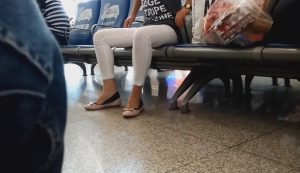 【Tim精华视频】候车室的黑色船袜MM脚上的动作很多[0225]