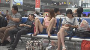 [子林4K视频]能碰上如此颜值的美女光脚叉腿而坐的概率太低了[0420]