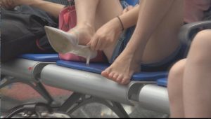 [子林4K视频]能碰上如此颜值的美女光脚叉腿而坐的概率太低了[0420]