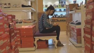 [子林4K视频]修长美女亲自展示，试鞋时如何脱下丝袜袜套再穿上[0505]