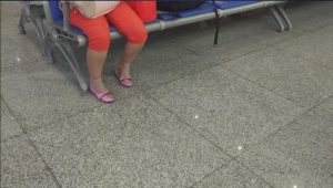 质朴的短丝MM站着脚丫也不老实[0308]