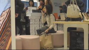 [子林4K视频]商场二趾长美女多次穿脱鞋袜的诱惑[0300]