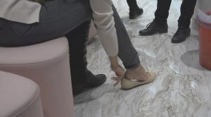 [子林4K视频]商场二趾长美女多次穿脱鞋袜的诱惑[0300]