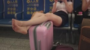 【Tim精华视频】赤足玩手机的MM脚趾修长[0133]