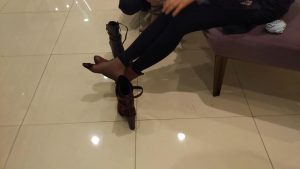 【Tim精华视频】寒冬鞋店的短黑丝美女给人带来丝丝暖意[0423]