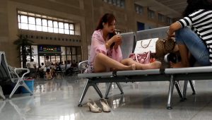 【Tim精华视频】候车室豪放的丝袜少妇[0549]