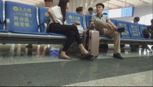 超级白嫩的玉足MM挑鞋候车