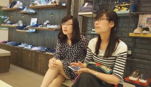 【Tim精华视频】多角度拍摄试鞋的白嫩肉丝美女裸足闺蜜一旁挑鞋[0439]