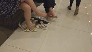 【Tim精华视频】多角度拍摄试鞋的白嫩肉丝美女裸足闺蜜一旁挑鞋[0439]