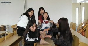 姐妹们按住她TK