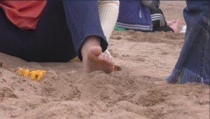 【4K视频】 妙龄少妇的雪嫩美脚扭动，动作超多（3分32秒）