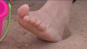 【4K视频】 妙龄少妇的雪嫩美脚扭动，动作超多（3分32秒）