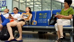 候车室座椅上的嫩足大白腿少妇[0153]