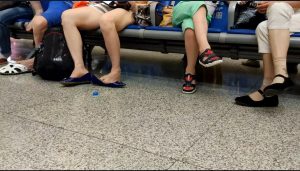 候车室座椅上的嫩足大白腿少妇[0153]