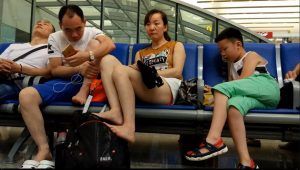 候车室座椅上的嫩足大白腿少妇[0153]