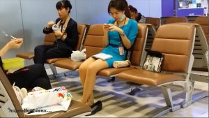 休息区脱鞋晾脚的制服丝袜美女[0304]