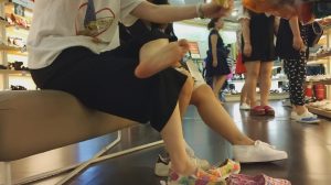 长的像牛奶糖一样的船袜板鞋MM试鞋玉足非常细嫩[0311]