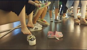 长的像牛奶糖一样的船袜板鞋MM试鞋玉足非常细嫩[0311]