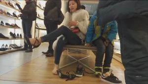 鞋店穿脱船袜的试鞋嫩足MM合集