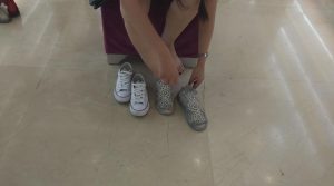 帆布鞋船袜MM试凉鞋一双玉足展现在眼前[0138]