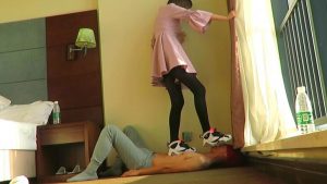 【AJ女神】羞辱踩踏磕头虫贱狗！