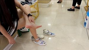 运动鞋船袜MM正在尝试一双很另类的凉鞋[0305]