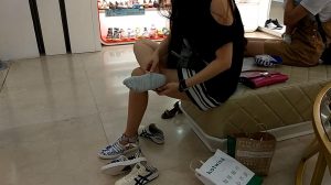 运动鞋船袜MM正在尝试一双很另类的凉鞋[0305]