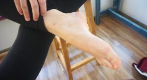 气质姚姚室内裸足秀