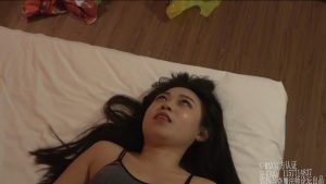 宾馆里捂昏西装女子脱丝袜玩足-1080P[2.13G28分钟]