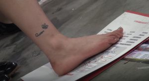 白衣礼仪小姐的美足