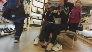 同一条试鞋凳上的两位白袜玉足少妇[0230]