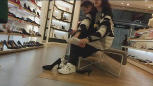 同一条试鞋凳上的两位白袜玉足少妇[0230]