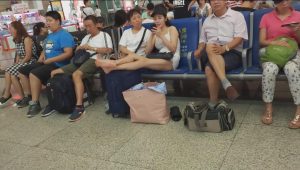 文艺MM候车豪放的坐姿[0123]