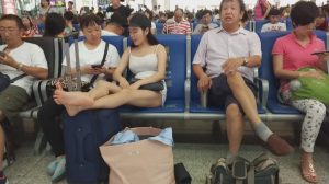 文艺MM候车豪放的坐姿[0123]