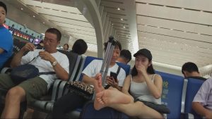 文艺MM候车豪放的坐姿[0123]